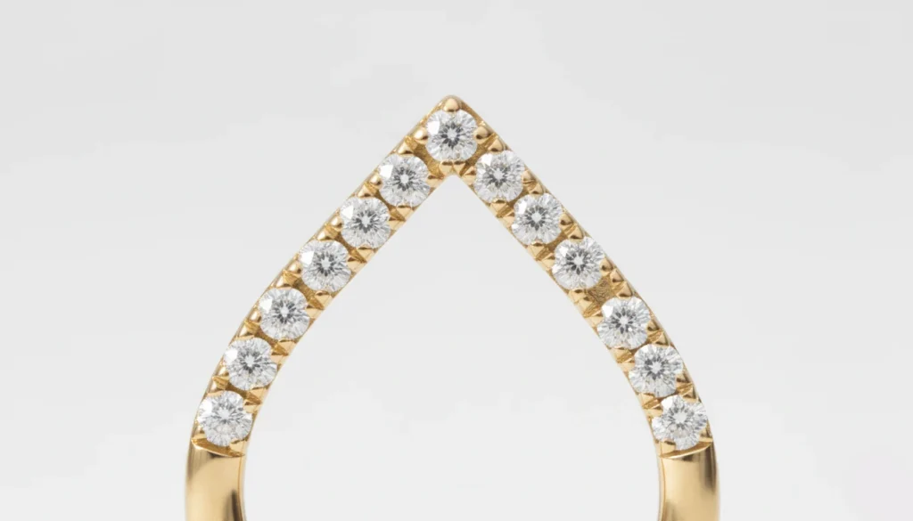 Piercing septum doré triangulaire orné de strass étincelants, vue en gros plan