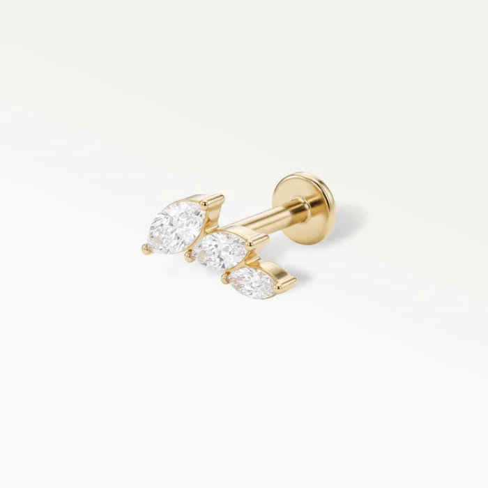 Piercing Artémis doré avec trois cristaux marquise, bijou de cartilage en perspective
