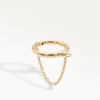 Piercing anneau doré avec fine chaîne pendante, bijou d'oreille minimaliste et moderne