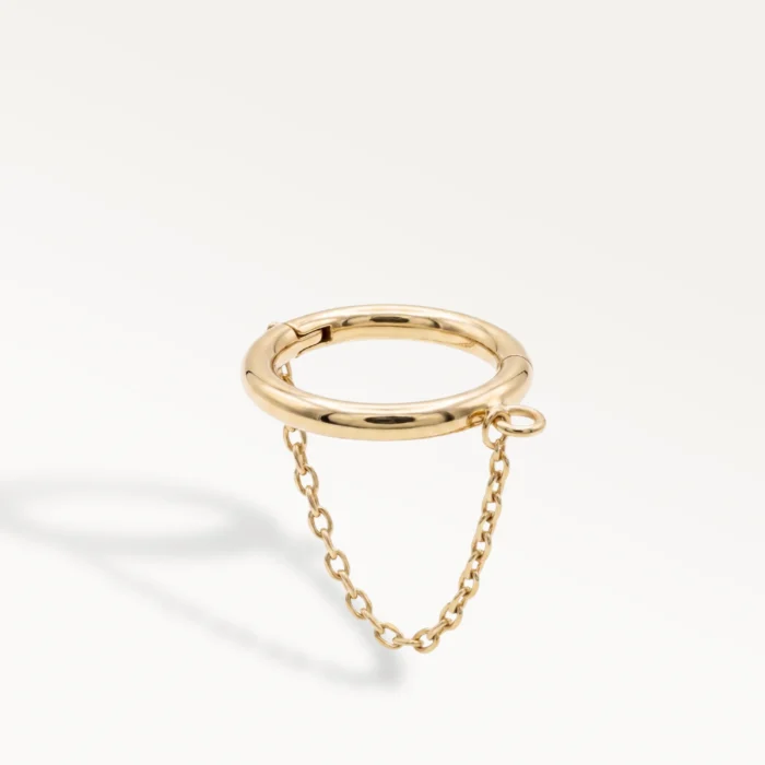 Piercing anneau doré avec fine chaîne pendante, bijou d'oreille minimaliste et moderne