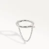 Piercing anneau argenté avec fine chaîne pendante, bijou d'oreille minimaliste et moderne de couleur argentée