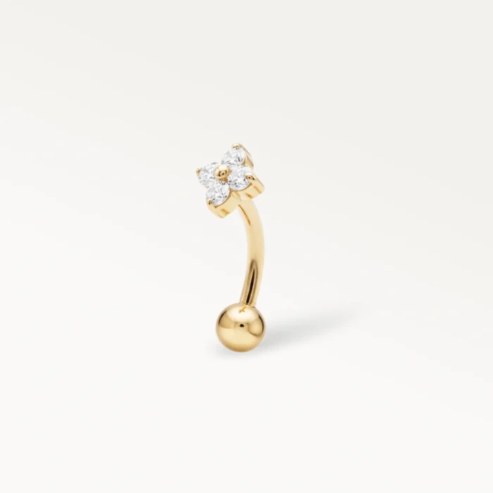 Piercing banane fleur doré orné de quatre zircons brillants, bijou de cartilage en perspective