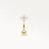 Vue de face d'un piercing banane fleur doré avec zircons, accessoire d'hélix éclatant