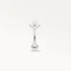 Piercing banane fleur argenté en vue frontale, motif floral étincelant pour un look moderne