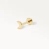 Piercing demi lune doré, bijou de peau délicat en vue de profil