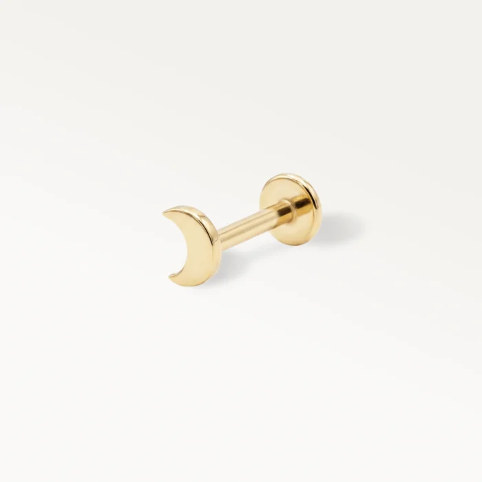 Piercing demi lune doré, bijou de peau délicat en vue de profil