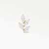 Piercing feuille doré serti de zircons marquise, bijou d'oreille floral en vue frontale