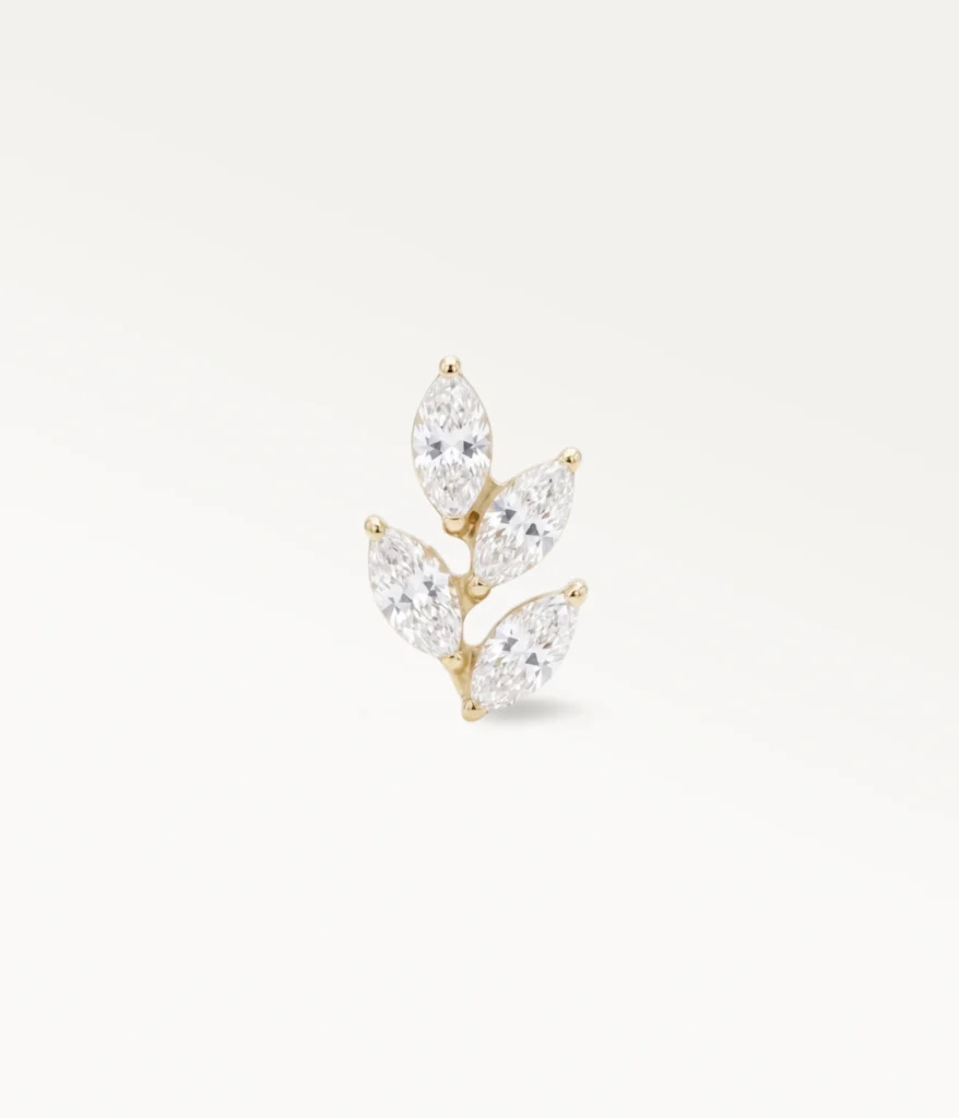 Piercing feuille doré serti de zircons marquise, bijou d'oreille floral en vue frontale
