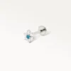 Piercing hélix couleur argent (titane) avec motif fleur orné d'un strass bleu central, vue latérale en perspective.