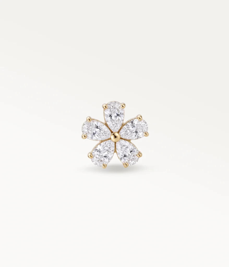 Piercing fleur camélia doré orné de zircons marquise, vue frontale éclatante pour hélix
