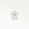 Vue frontale d'un piercing fleur camélia argenté aux reflets brillants, style élégant