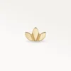 Piercing fleur lotus doré, vue frontale du bijou d'oreille au design épuré