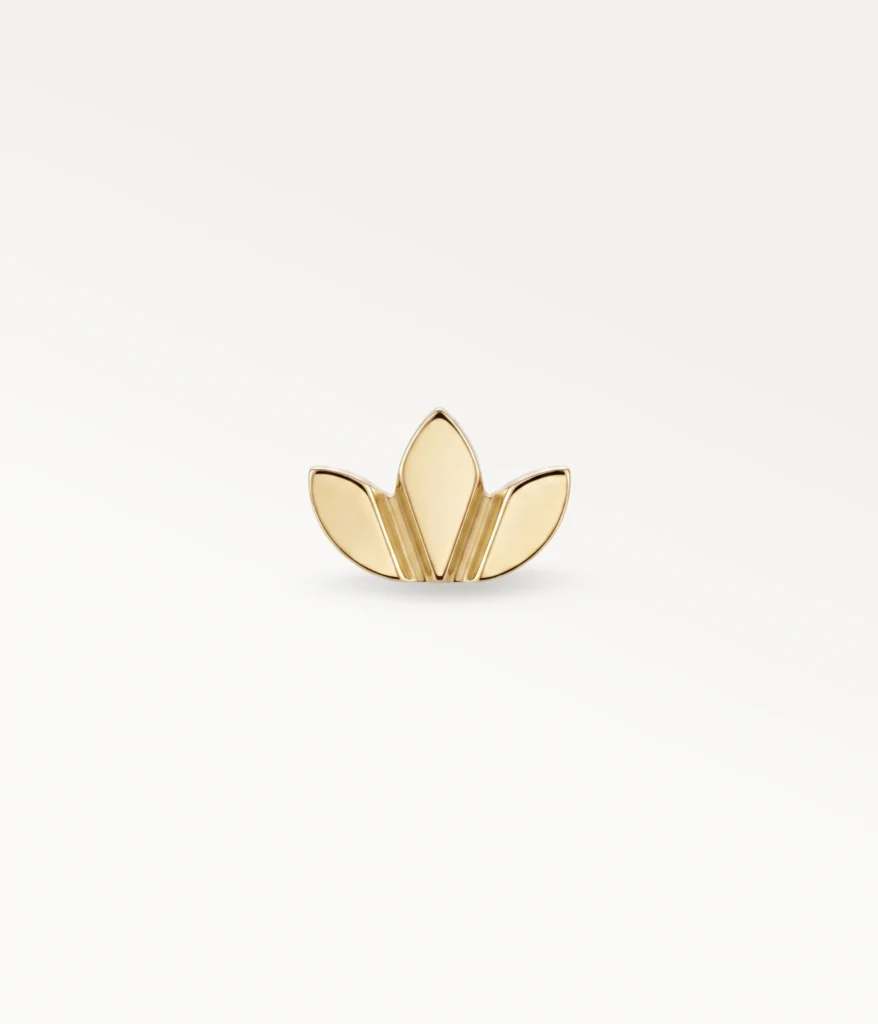 Piercing fleur lotus doré, vue frontale du bijou d'oreille au design épuré