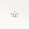 Piercing fleur lotus couleur argent, vue de face du motif floral minimaliste