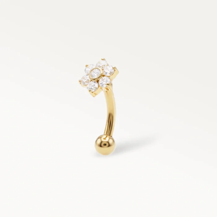 Piercing rook fleur doré avec motif floral étincelant, bijou d'oreille en perspective