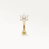 Piercing rook fleur doré orné de zircons clairs, vue frontale éclatante