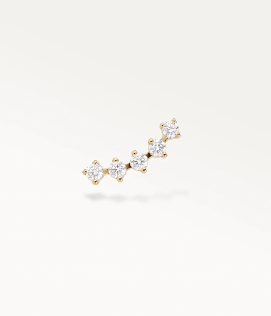Vue de face du piercing Sillage or pour hélix, montrant l'alignement des 5 pierres brillantes sur fond blanc